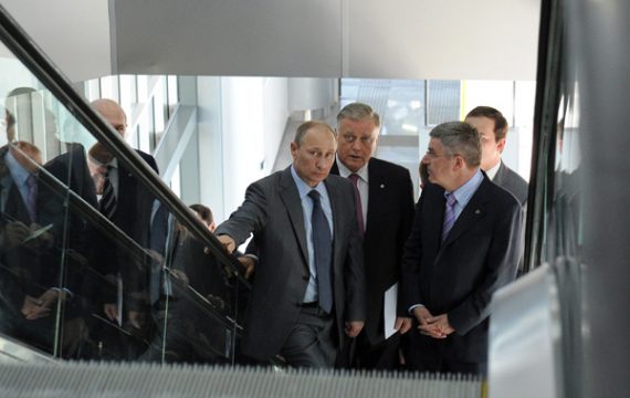 Russlands Präsident Wladimir Putin und IOC-Präsident Thomas Bach eröffnen den Bahnhof von Sotschi