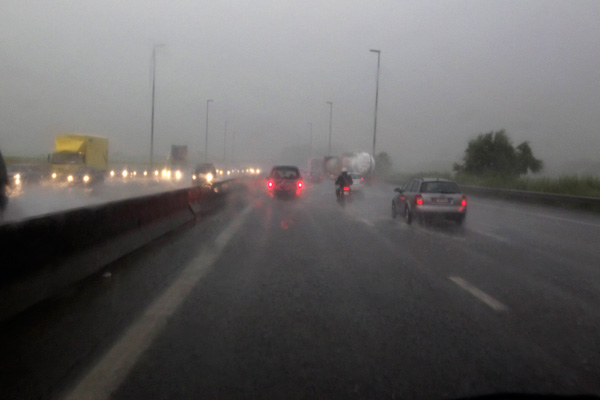 Illustrationsbild: Regen auf Autobahn