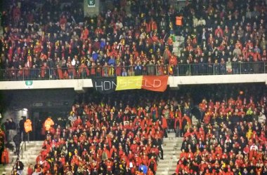 Auch Fans aus Ostbelgien waren dabei, wie die Honsfeld-Fahne beweist
