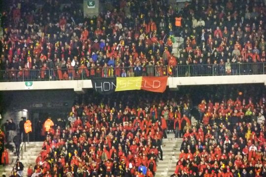 Auch Fans aus Ostbelgien waren dabei, wie die Honsfeld-Fahne beweist