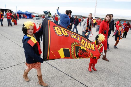 Trubel um Rote Teufel: Rollfeld wird zur Fanmeile