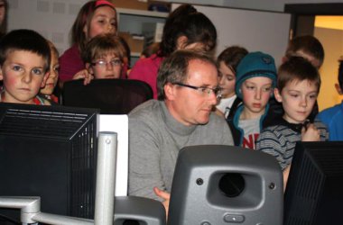 Emmelser Schüler zu Gast im BRF-Studio St. Vith - Mit Techniker Jo Michels