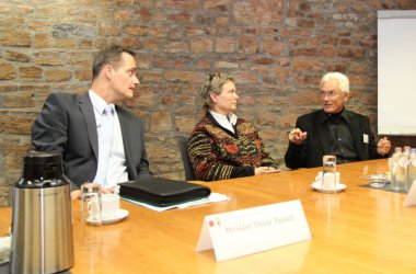 Akteure bereiten "Zentrum für Gesundheit von Kindern und Jugendlichen" vor: Minister Oliver Paasch, Marianne Kant-Schaps und Prof. Dr. Stuart Hart