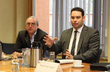 Akteure bereiten "Zentrum für Gesundheit von Kindern und Jugendlichen" vor - Projektleiter Manfred Kohnen und Minister Harald Mollers