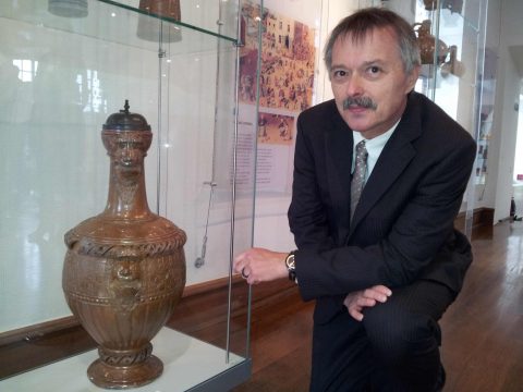 Leiter des Töpfereimuseums Raeren Ralph Mennicken