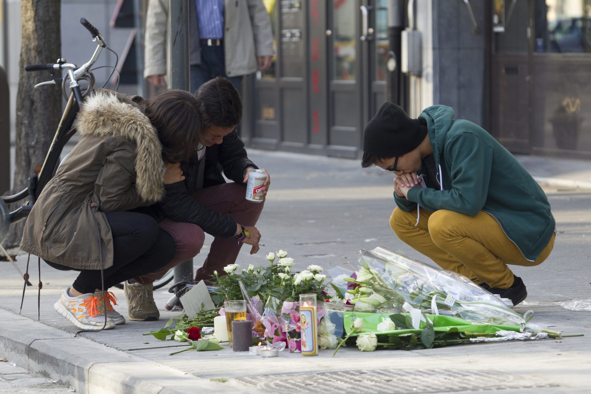 Mitschüler legen vor der Kneipe Blumen nieder