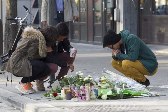 Mitschüler legen vor der Kneipe Blumen nieder