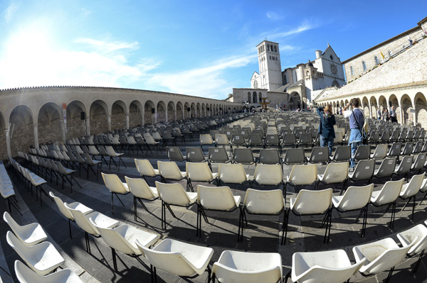Der Platz vor der Basilika von Assisi ist für die Papstmesse bereitet
