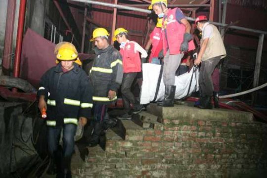 Brand in Textilfabrik 40 Kilometer nördlich von Dhaka - Feuerwehr vor Ort