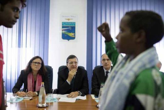 EU-Innenkommissarin Cecilia Malmström (l.) fordert nach Lampedusa mehr Mittel für die EU-Grenzschutz-Agentur Frontex