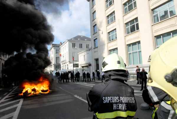 Feuerwehrleute fordern in Brüssel Entgegenkommen der Regierung