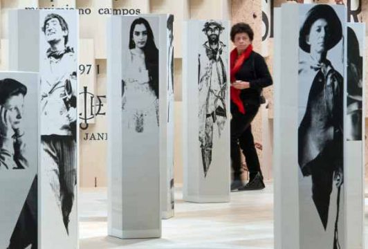 Frankfurter Buchmesse eröffnet - Stelen mit Porträts von brasilianischen Schriftstellern