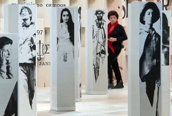 Frankfurter Buchmesse eröffnet - Stelen mit Porträts von brasilianischen Schriftstellern