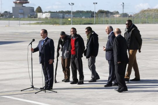 Francois Hollande bei der Begrüßung der ehemaligen Geiseln Marc Feret, Daniel Larribe, Pierre Legrand, und Thierry Dol (vlnr)