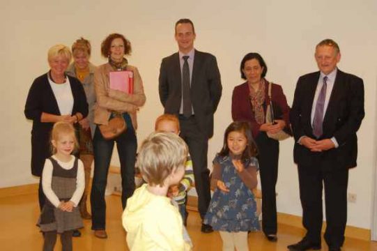 Marie-Martine Schyns und Oliver Paasch (M.) besuchen die Gemeindeschule Herbesthalherbes