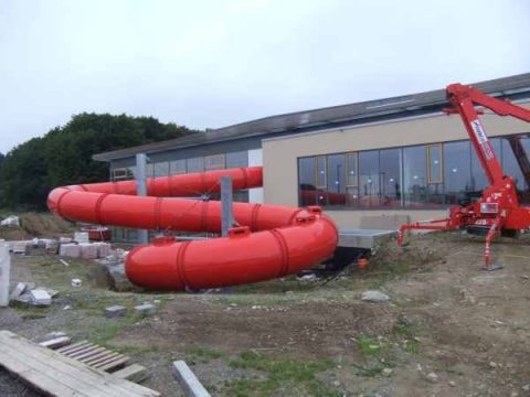 In Hosingen eröffnet bald ein neues Erlebnis-Schwimmbad - die große Baderutsche von außen
