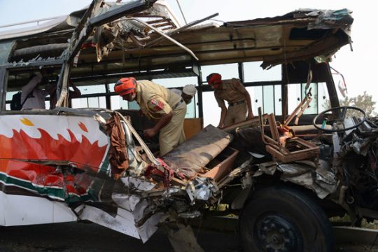 Busunglück in Indien fordert 45 Tote