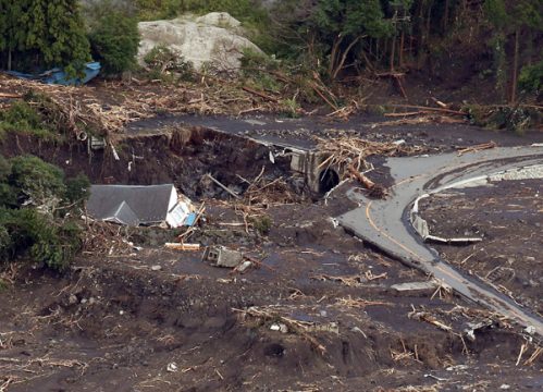 Taifun zog Spur der Verwüstung