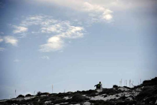 Flüchtling blickt auf den Hafen von Lampedusa