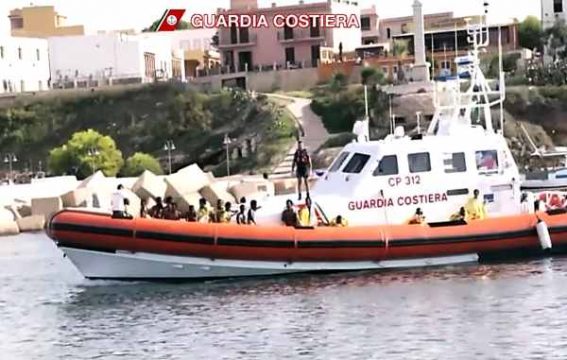 Schiff der italienischen Küstenwache mit einigen überlebenden Flüchtlingen der Katastrophe vor Lampedusa