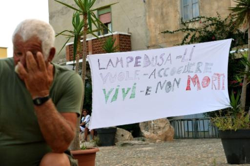 "Lampedusa möchte euch lebend willkommen heißen, nicht tot" steht auf dem Banner dieses Inselbewohners