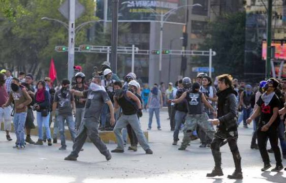 Auseinandersetzungen zwischen Demonstranten und Polizisten in Mexiko-Stadt