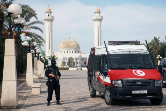 Tunesische Polizei vor dem Mausoleum von Habib Bourguiba in Monastir