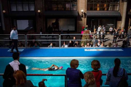 Diana Nyad schwimmt 48 Stunden lang für den guten Zweck