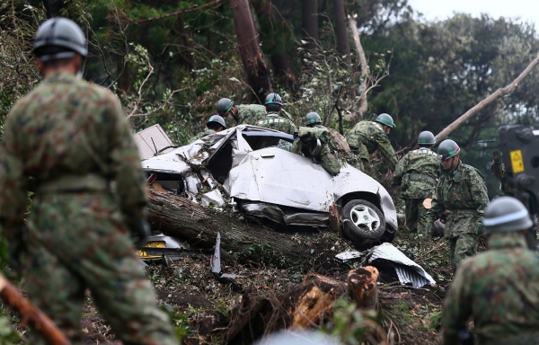 Aufräumarbeiten auf der südlich vor Tokio gelegenen Insel Izu Oshima (23.10.) - neuer Taifun bedroht Japan