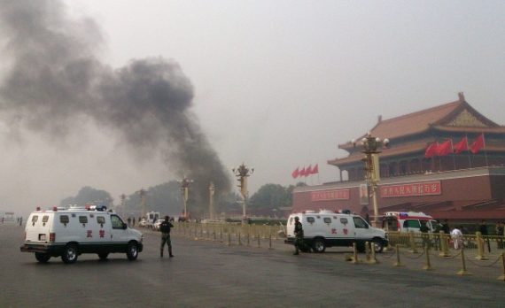 Autounfall vor Verbotener Stadt in Peking - Polizisten sperren die Straße zum Tian'anmen Platz