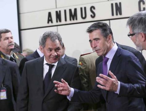 Der russische Verteidigungsminister Sergej Schoigu mit Nato-Generalsekretär Anders Fogh Rasmussen