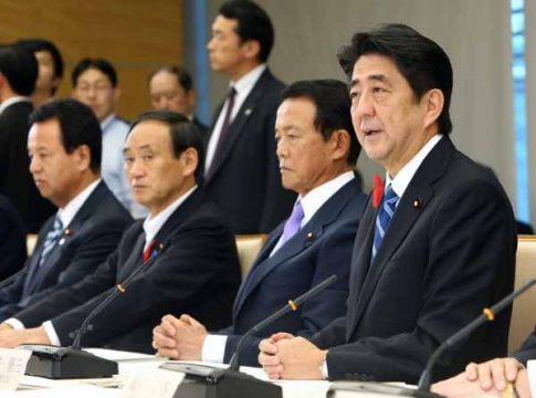 Die Wirtschaftspolitik von Ministerpräsident Shinzo Abe (r.) geht auf