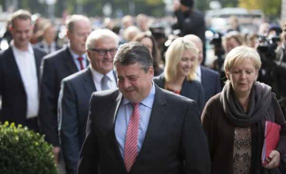 SPD-Chef Sigmar Gabriel (vorne) auf edm Weg zu Sondierungsgesprächen