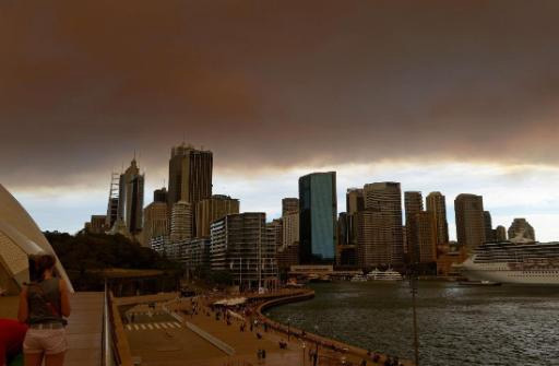 Am Himmel von Sydney sind dichte Rauchwolken aufgezogen