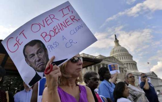 Amerikaner gehen wegen des Etatstreits vor dem Capitol in Washington auf die Straße
