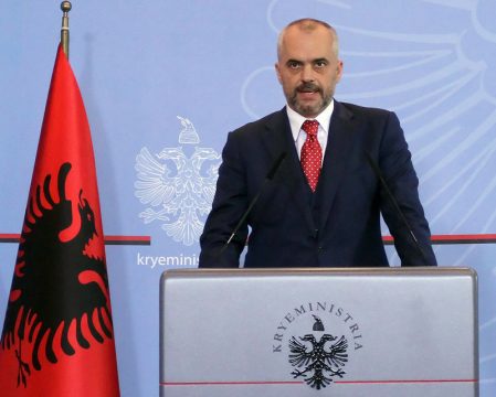 Albaniens Regierungschef Rama lehnt die Vernichtung chemischer Waffen aus Syrien ab.