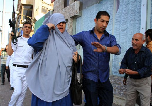 Polizisten in Zivil nehmen eine Frau in Alexandria fest