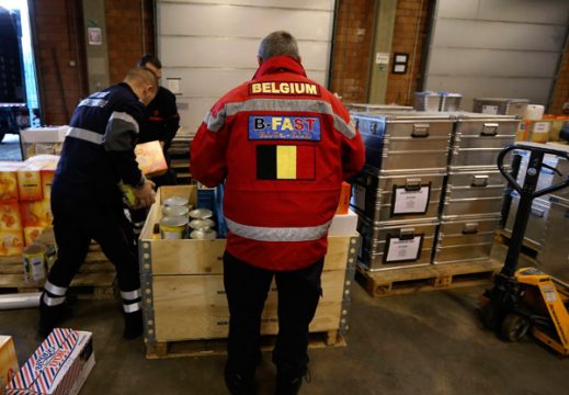 Vor dem Abflug am Sonntagabend: Die Mitglieder des B-Fast-Teams bereiten ihr Material vor