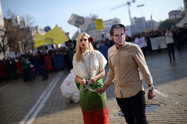 Demonstration in Sofia: Bulgaren fordern Rücktritt der sozialistischen Regierung (Student mit Plamen Oresharski-Maske)