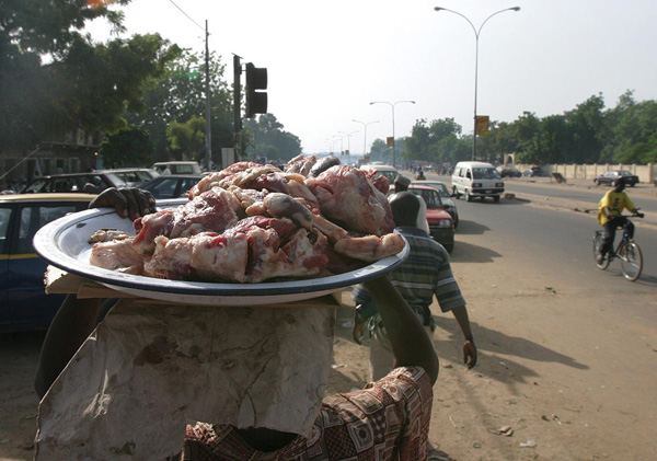 Cholera wird über verunreinigtes Wasser oder Lebensmittel übertragen (Bild: Kano in Nigeria, 2008)