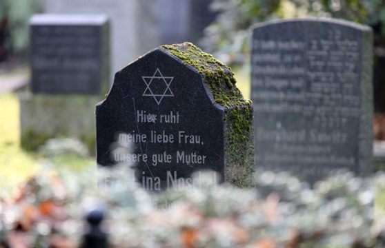 Davidstern auf einem Grabstein auf dem jüdischen Friedhof von Rostock