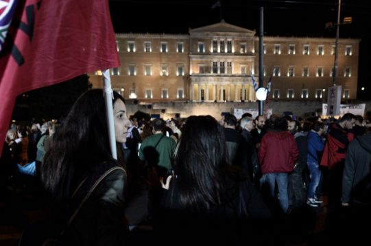 Rund 3000 Menschen protestierten vor dem Parlament in Athen gegen die Regierung und die Sparpolitik