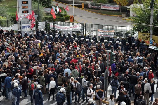 Etwa 200 Menschen protestierten vor dem ERT-Gebäude gegen die Polizeiaktion
