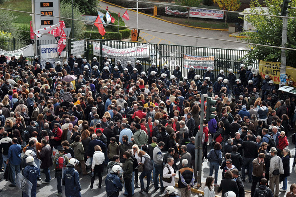 Etwa 200 Menschen protestierten vor dem ERT-Gebäude gegen die Polizeiaktion