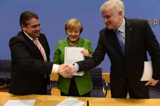 Sigmar Gabriel (SPD), Angela Merkel (CDU) und Horst Seehofer (CSU) nach der Unterzeichnung des Koalitionsvertrags