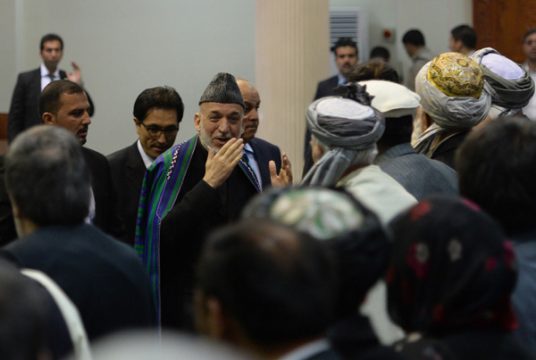 Afghanistans Präsident Hamid Karsai mit Mitgliedern der Loja Dschirga in Kabul (21.11.)