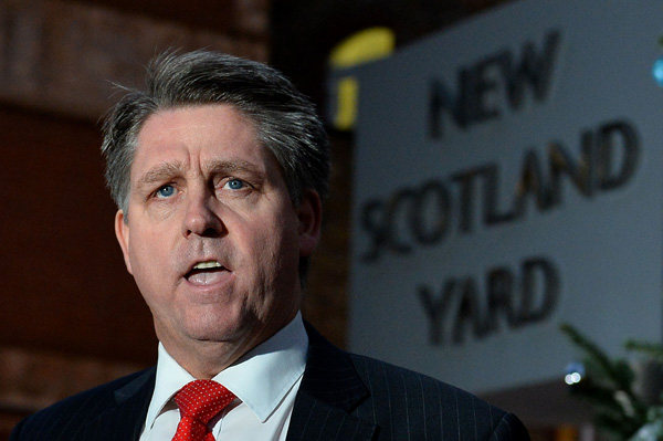 Scotland Yard-Inspektor Kevin Hyland gibt die Befreiung von drei Frauen bekannt