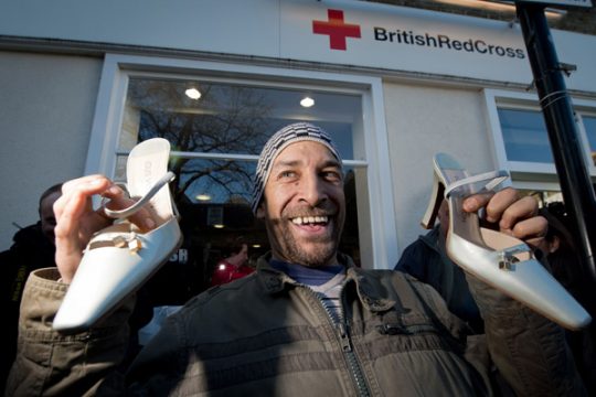 Für den guten Zweck: Dieser Mann hat sich Louis Vuitton-Schuhe von Victoria Beckham gesichert