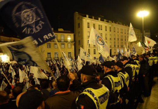 Portugiesische Polizisten protestieren gegen die Sparpläne