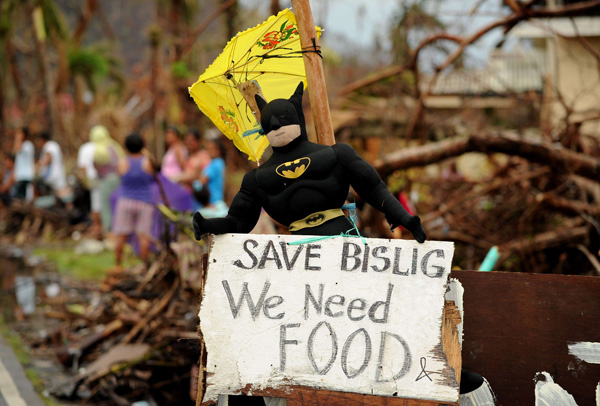 "Rettet Bislig! Wir brauchen Essen": Schild in der zerstörten Stadt Bislig auf Leyte